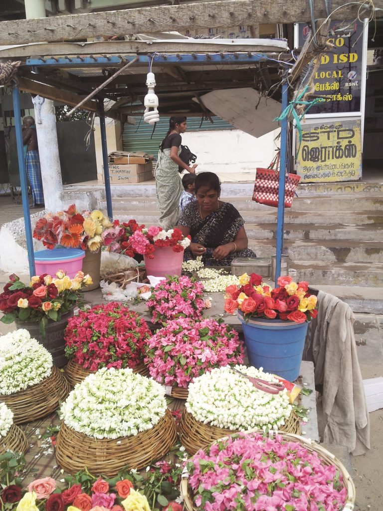 2011 07 30 מוכרת פרחים בתמיל נדו שבדרום הודו 17.24.41