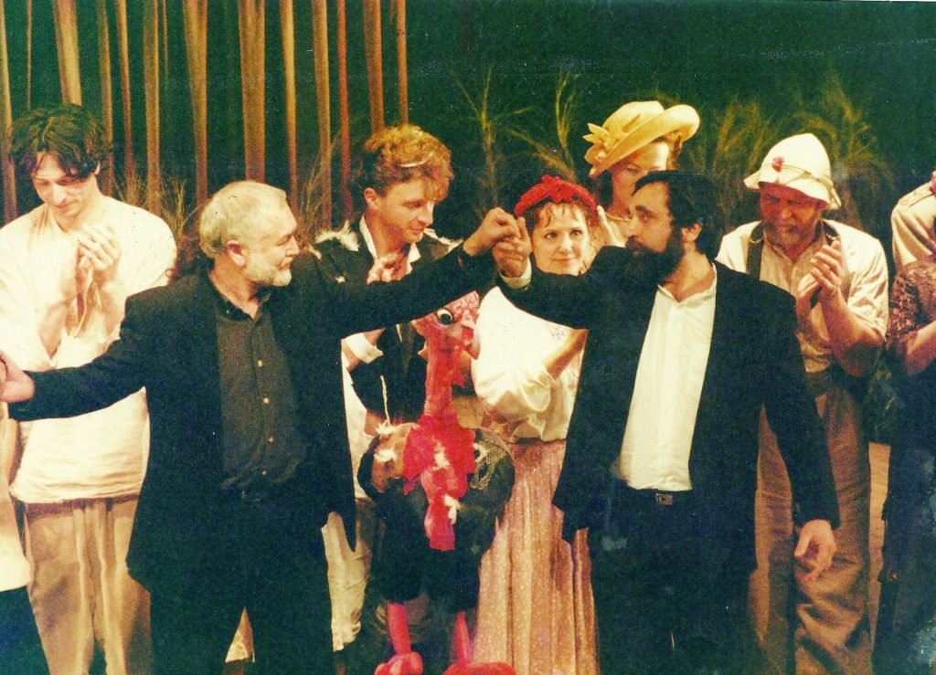 עם שחקני גשר אחרי הצגת ״כפר״ בלונדון 1997