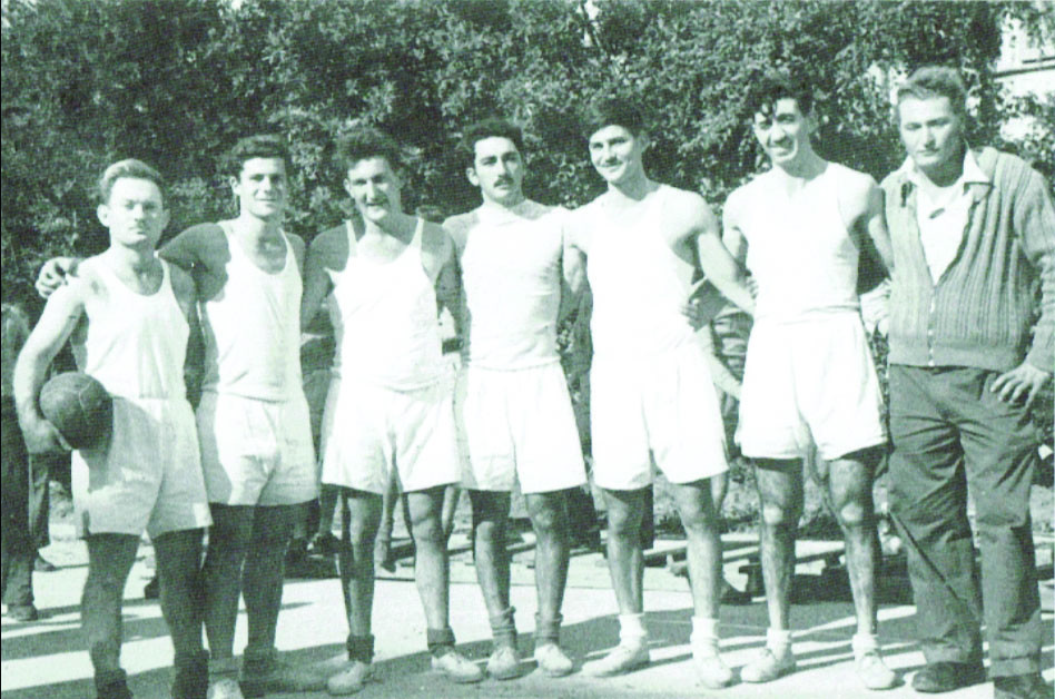 קבוצת הכדורעף של גן שמואל 1950. שלמה הניג שני משמאל