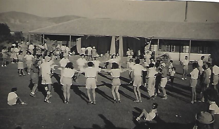 רוקדים ביום העצמאות על הדשא ליד חדר האוכל