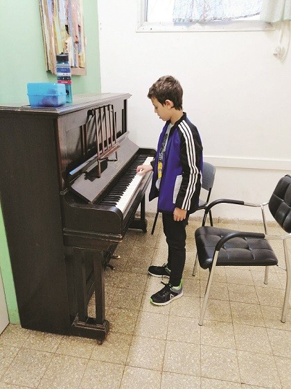 ילד מנגן בפינת הפסתר