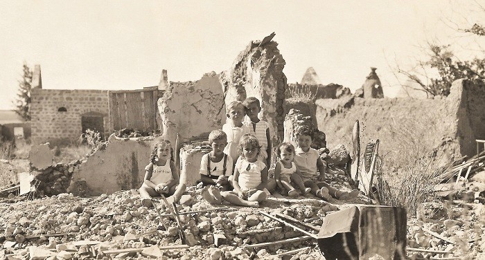 ילדי המושב על חורבות המושבה באר טוביה