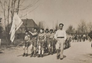 חניכי השומר הצעיר צועדים בפולין אחרי המלחמה