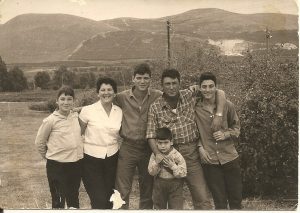 משפחת רז בגבע אמצע שנות ה 60. זאביק באמצע