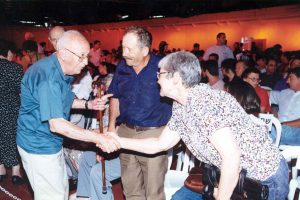 פרץ ואשתו עם שלמה דורי זל בחגיגות מיליארד ליטר חלב ב 1995