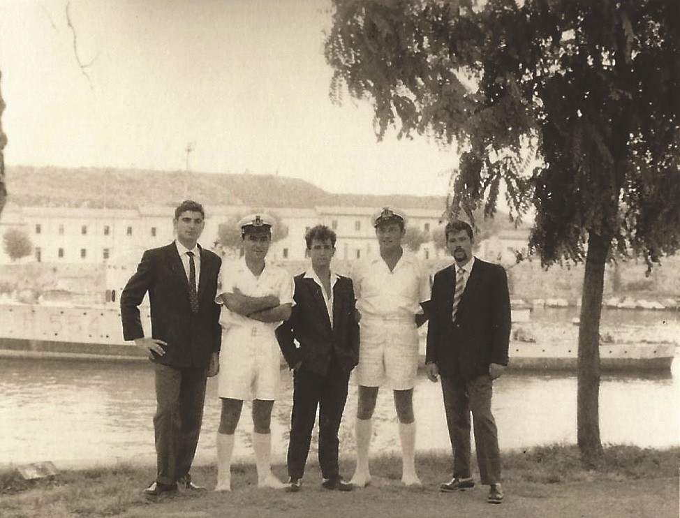 לה ספציה איטליה. עם המדריכים האיטלקים בלבן. ערן להב ראשון משמאל. 1961