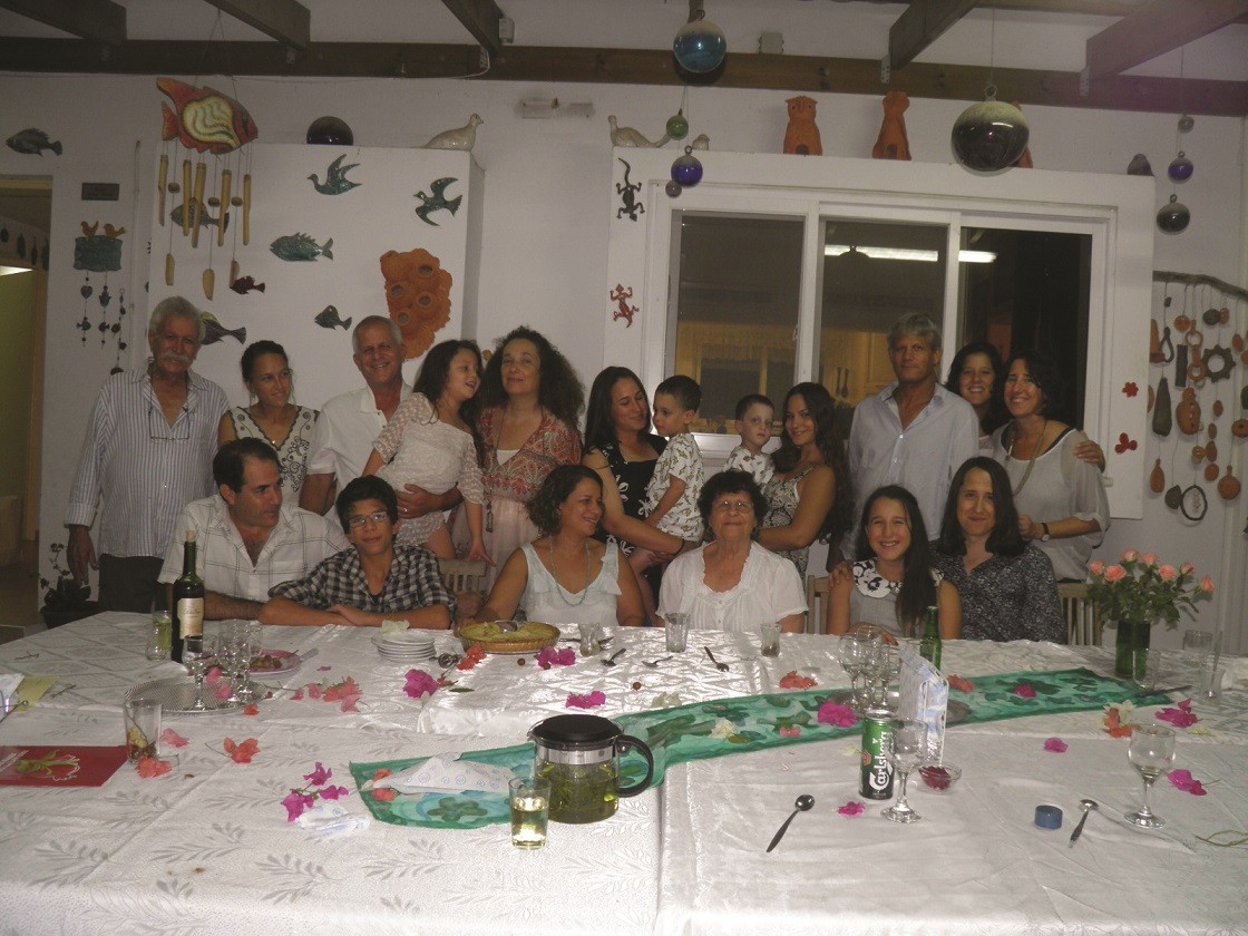 משפחת שפירא בקיבוץ עינת. צילום מ 2012