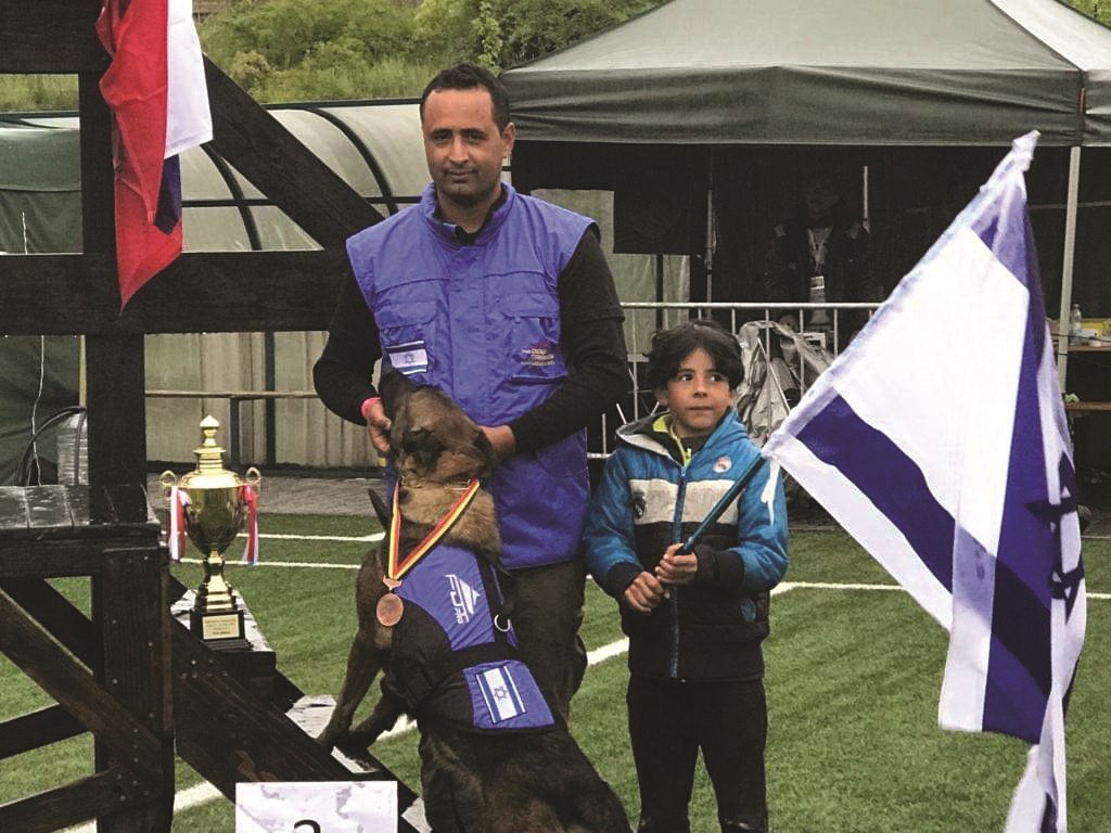 עוז בנו הראל והכלבה סקָלָה מקום שלישי בעולם בתחרות ספורט כלבני בצכיה