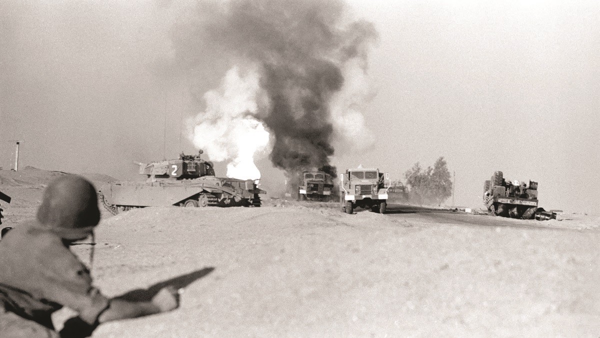 כלים פגועים וטנק שוט באזור רומני לאחר מתקפת קומנדו מצרי