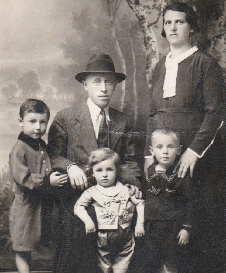משפחת קימל בבוקובינה עם ילדיהם אליעזר משמאל אהרון מימין וחיים.