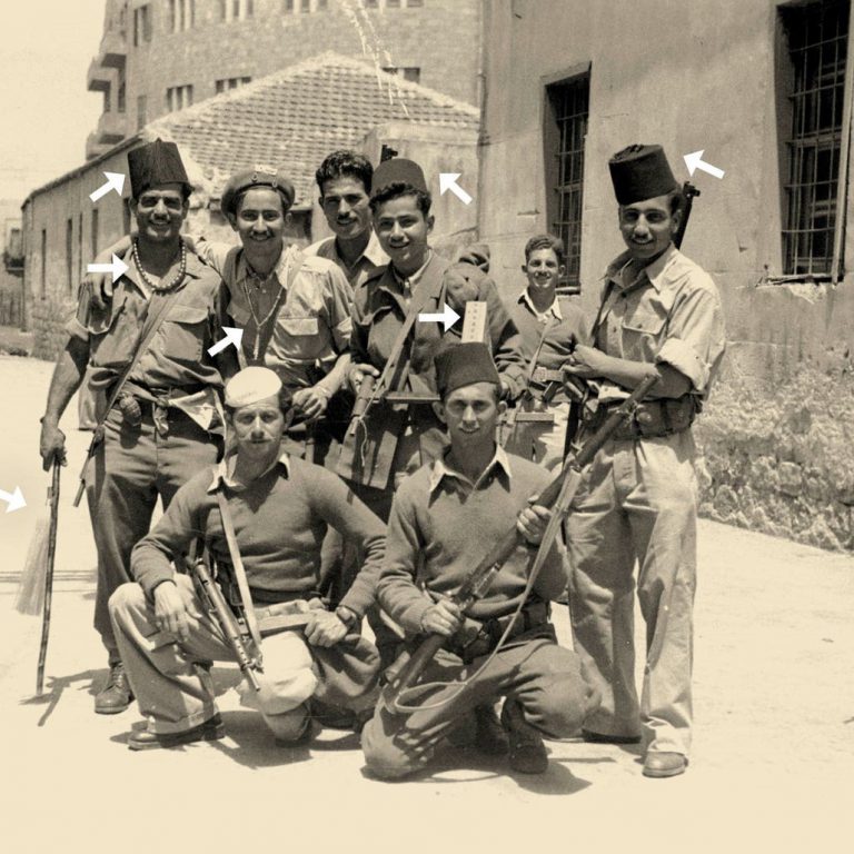 חיילי ההגנה עם שלל ערבי לאחר כיבוש חיפה