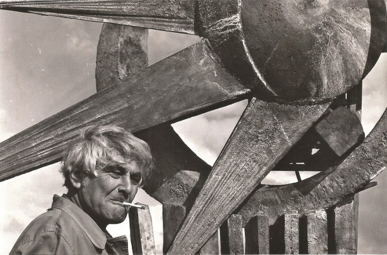 רודא בעבודה על הפסל בעיר סינדל דנמרק 1977