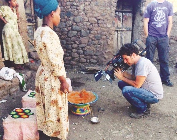 עמרי מצלם אוכל באתיופיה