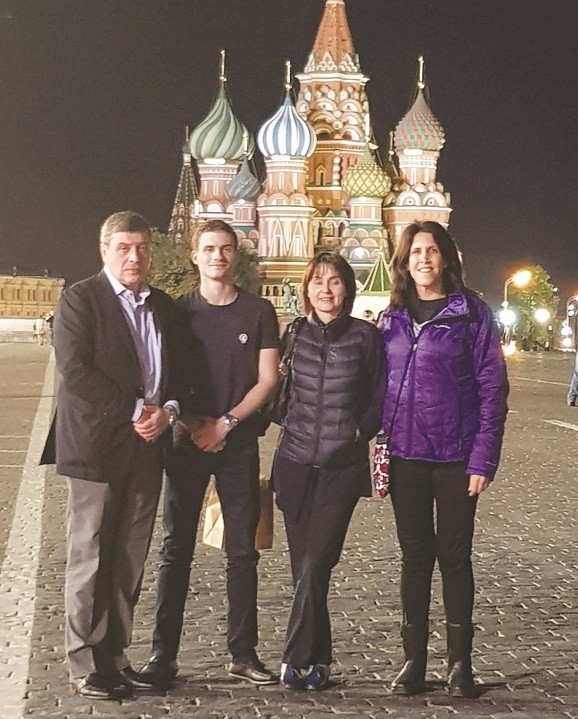 בכיכר האדומה לאחר יום העבודה טיול עם המשפחה מרוסיה
