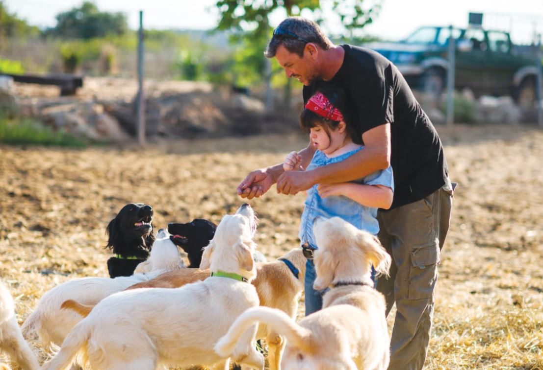 אביגיל מורה לחיים מנהל מרכז שבילים לכלבנות טיפולית ובתו