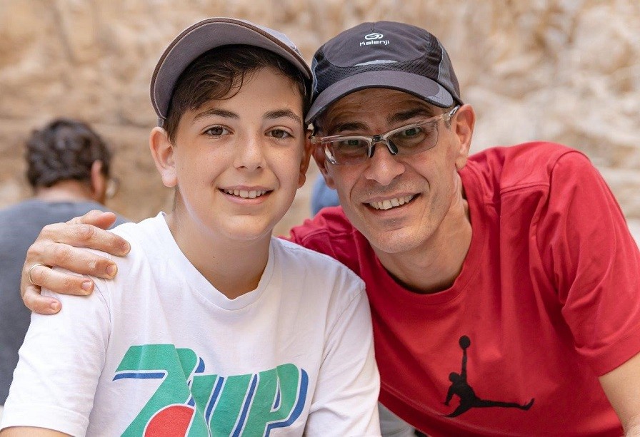אב ובנו בפעילות בשביל הבגרות במדבר יהודה צילום ארנון דה שליט