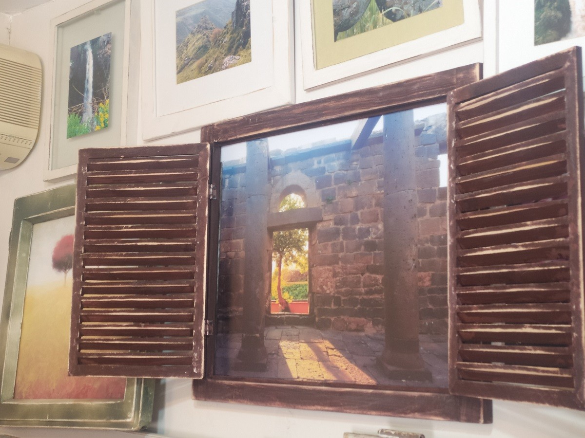 צילום משולב במסגרת חלון עם תריס ישן - כפר האמנים במושב אניעם