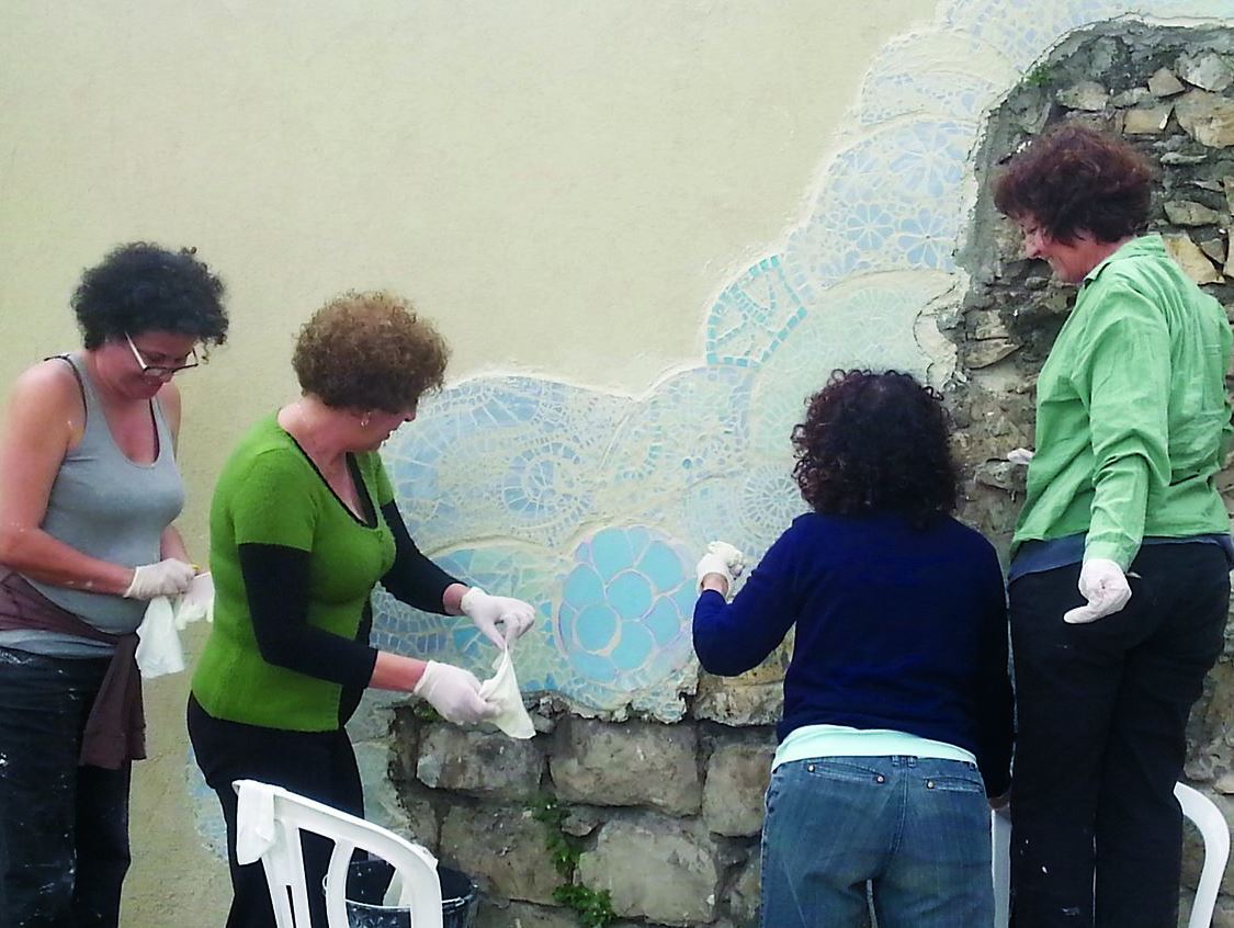 נשים יוצרות פסיפס בבית הגפן בחיפה
