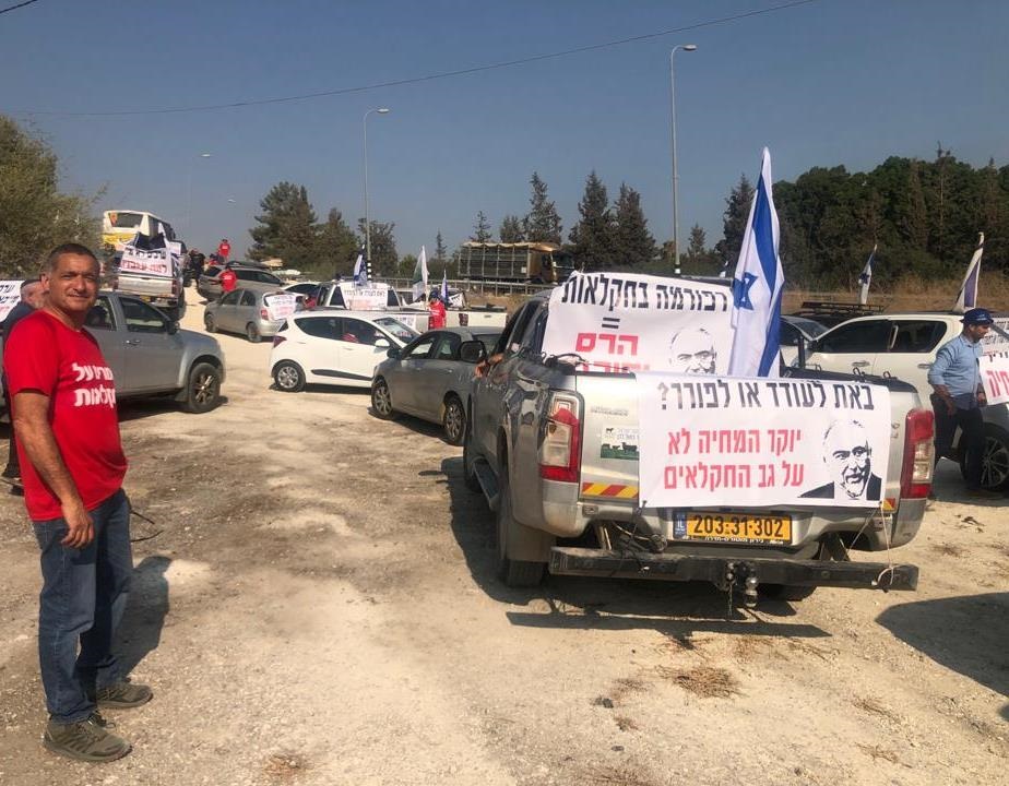 ירון בלחסן מנכל ארגון מגדלי הפירות בהפגנה בדרך לירושלים
