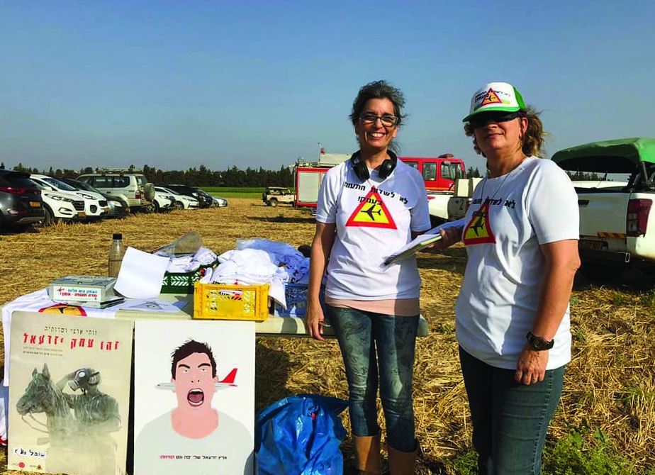 צוף מחתימה על עצומה ומחלקת חולצות בהפגנה נגד הקמת שדה התעופה בעמק יזרעאל