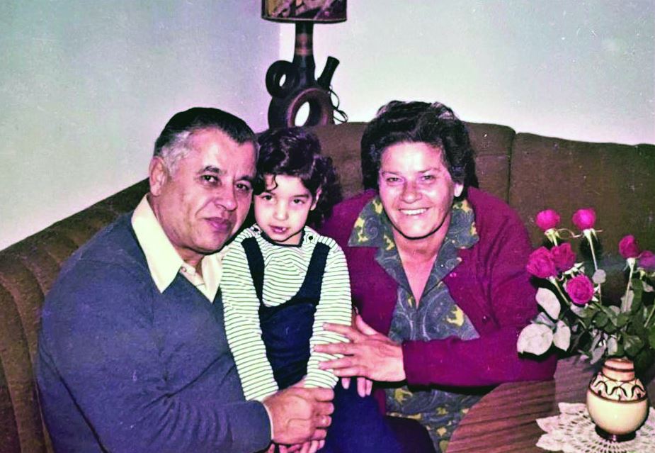 גלית הילדה עם סבא וסבתא