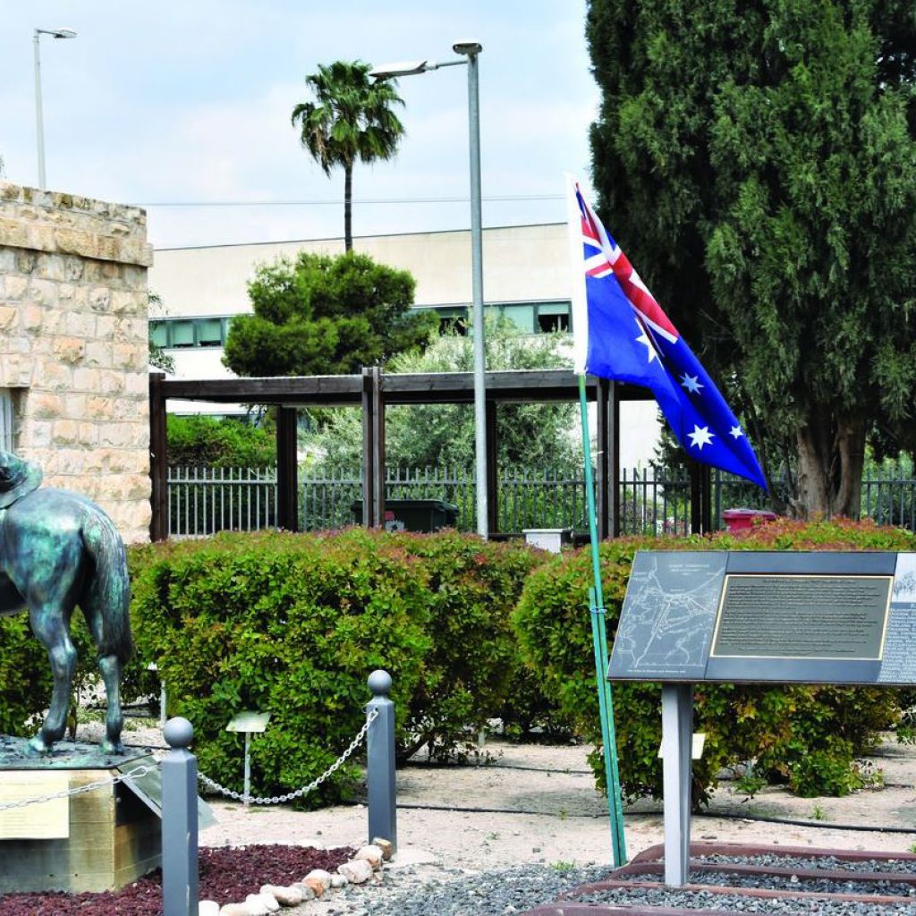 פסל הלוחם האבוריגיני וסוסו בתחנת צמח צילום דני בר