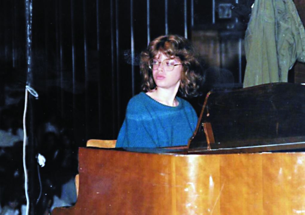 עירית הילדה מנגנת על פסנתר שהוריה קנו במקום מכונית