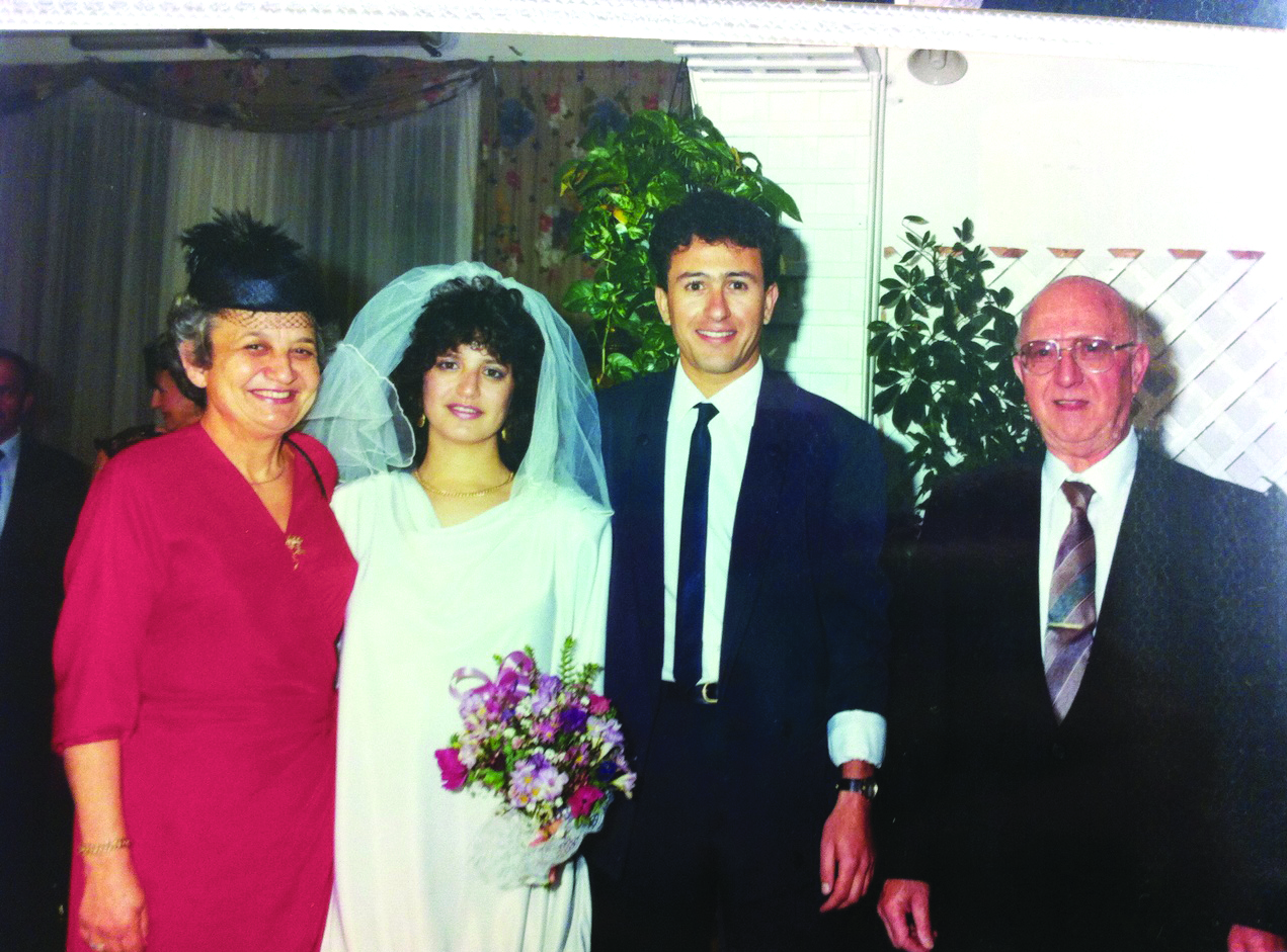 מרגו ואיציק מויאל בחתונתם עם הוריה של מרגו