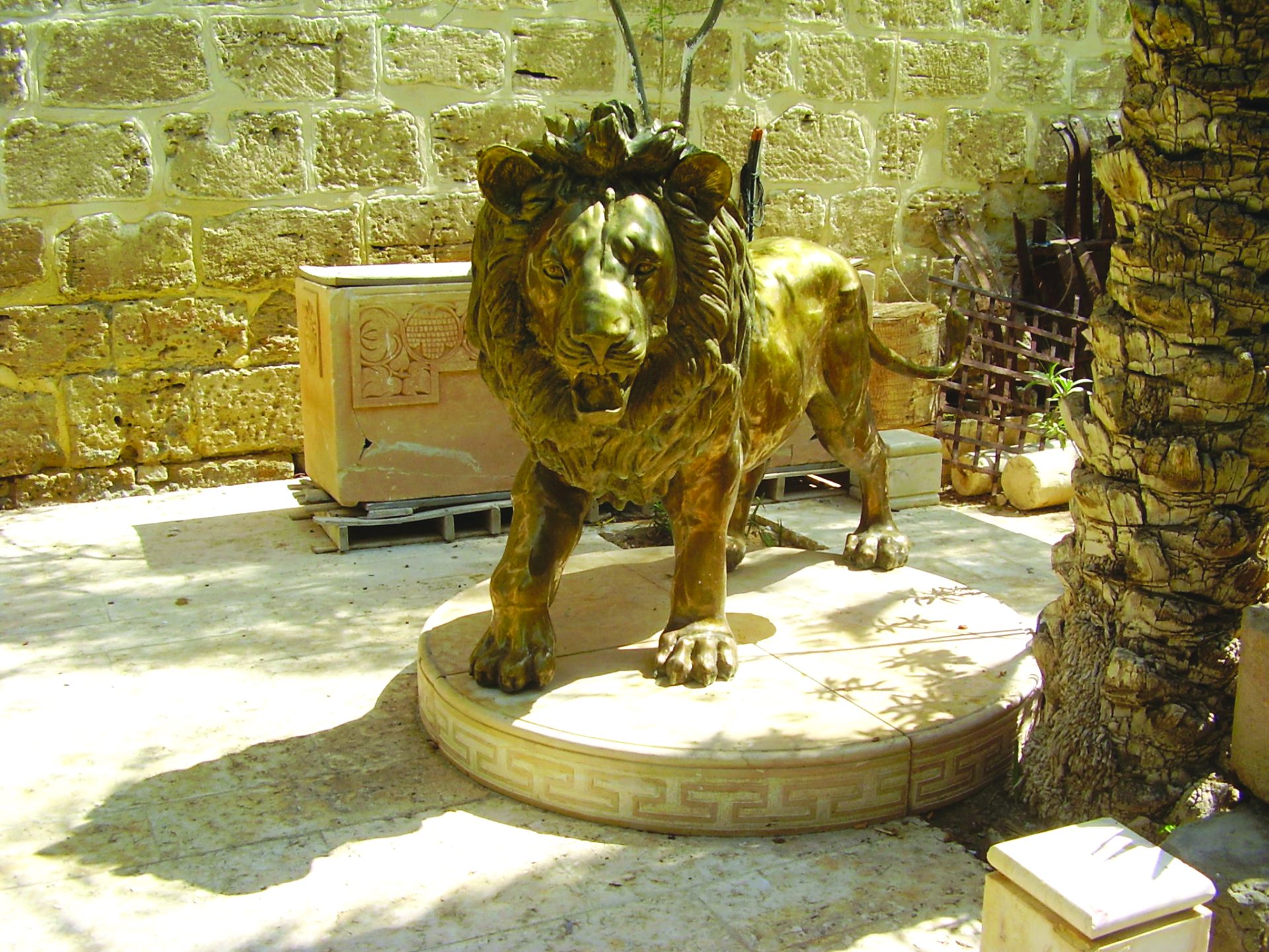 פסל האריה הנאמן בפתח הכנסיה של מנזר דיר חגלה