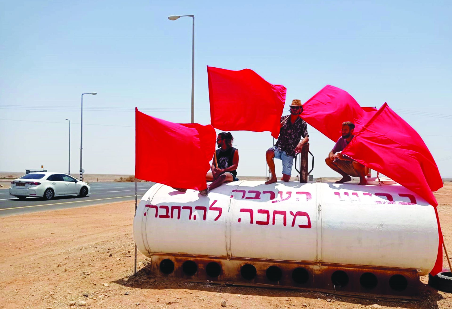 תושבי הערבה התיכונה הציבו דגלים אדומים לאורך כביש תשעים צילום עופר נווה 1