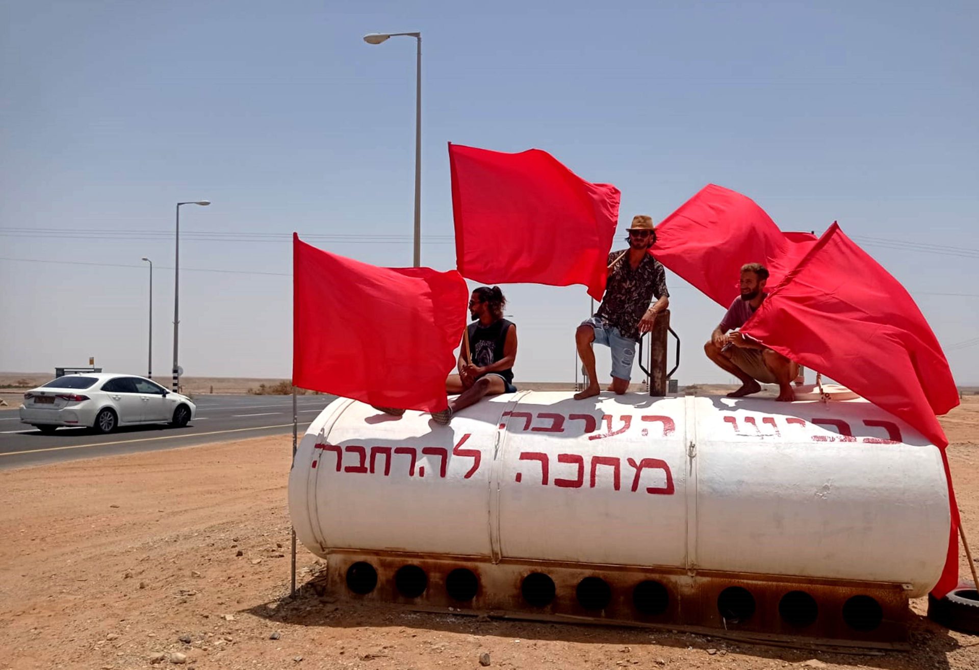 תושבי הערבה התיכונה הציבו דגלים אדומים לאורך כביש תשעים צילום עופר נווה