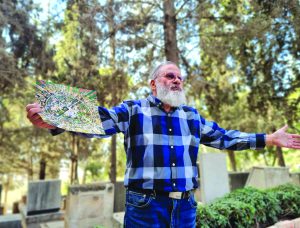 אוריאל מרצה במהלך סיור בבית הקברות של נהלל