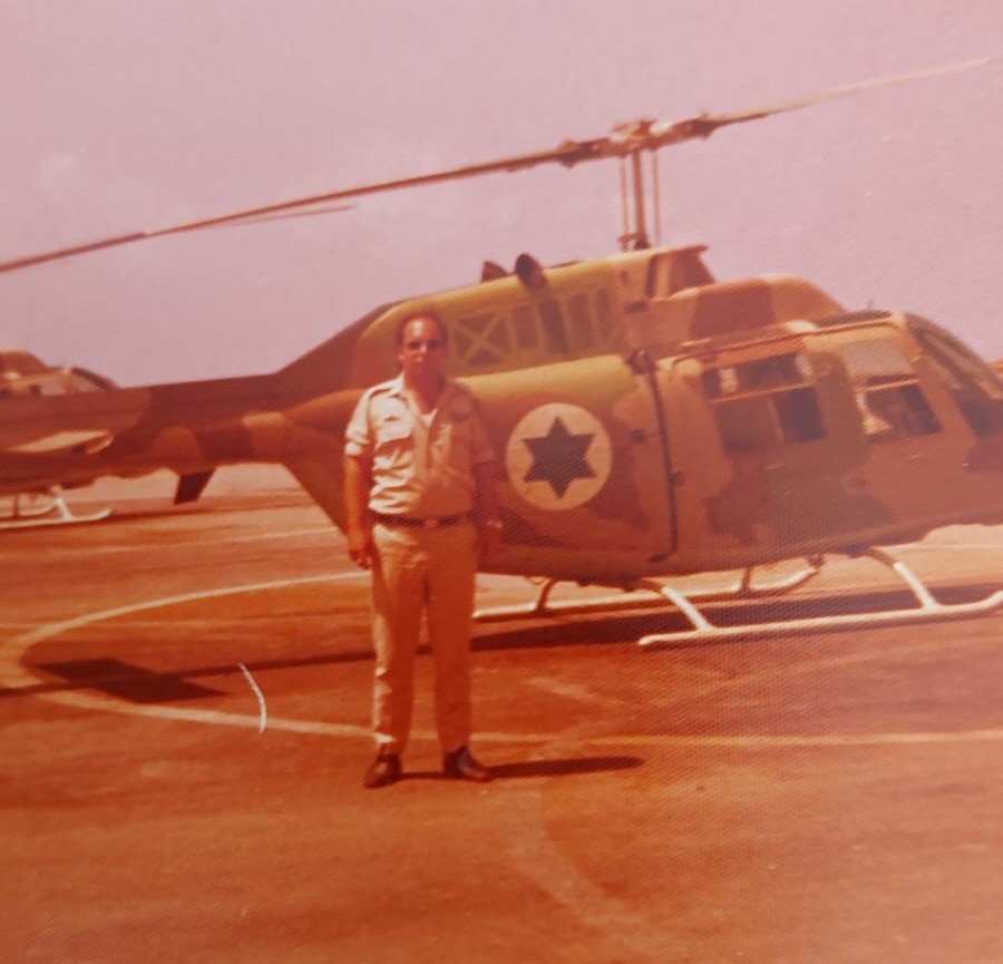 דוד ליד מסוק סיפן של חיל האוויר בשדה דב 1995 אלבום פרטי