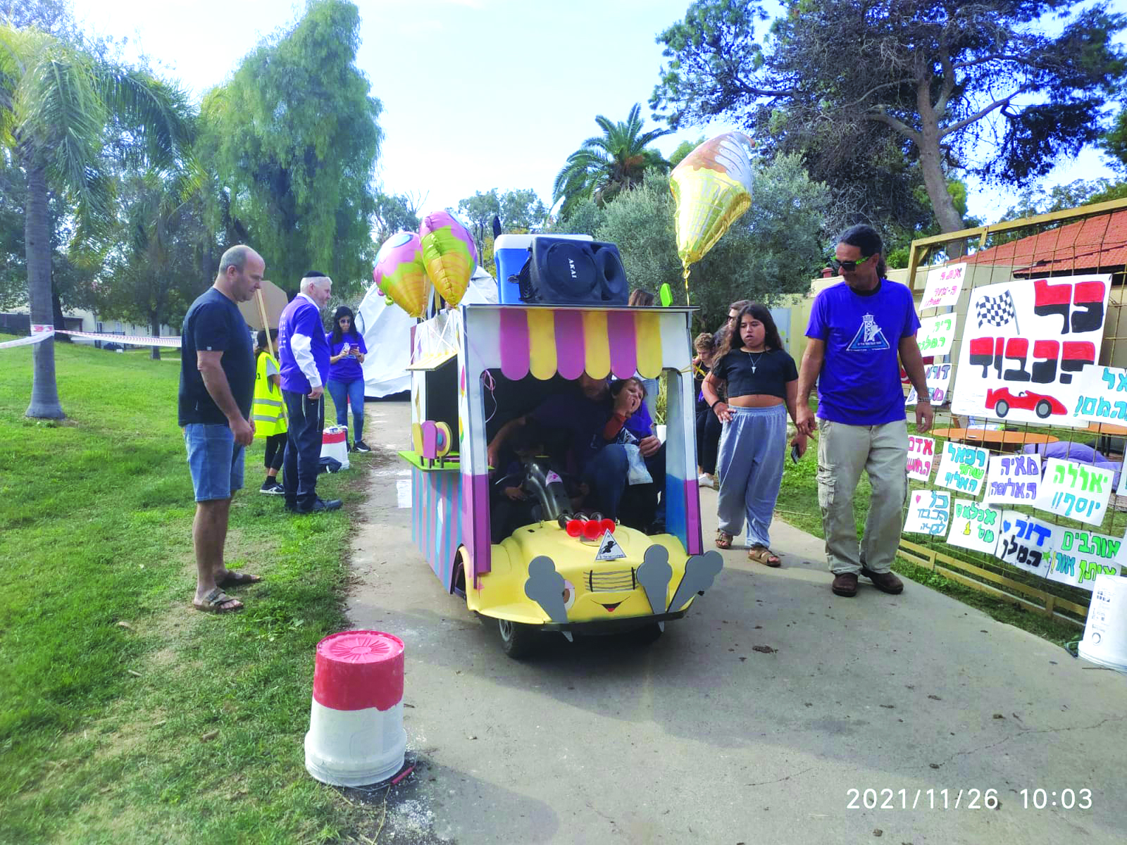 רכב גלידה שנבנה עבור ילד בעל צריכים מיוחדים