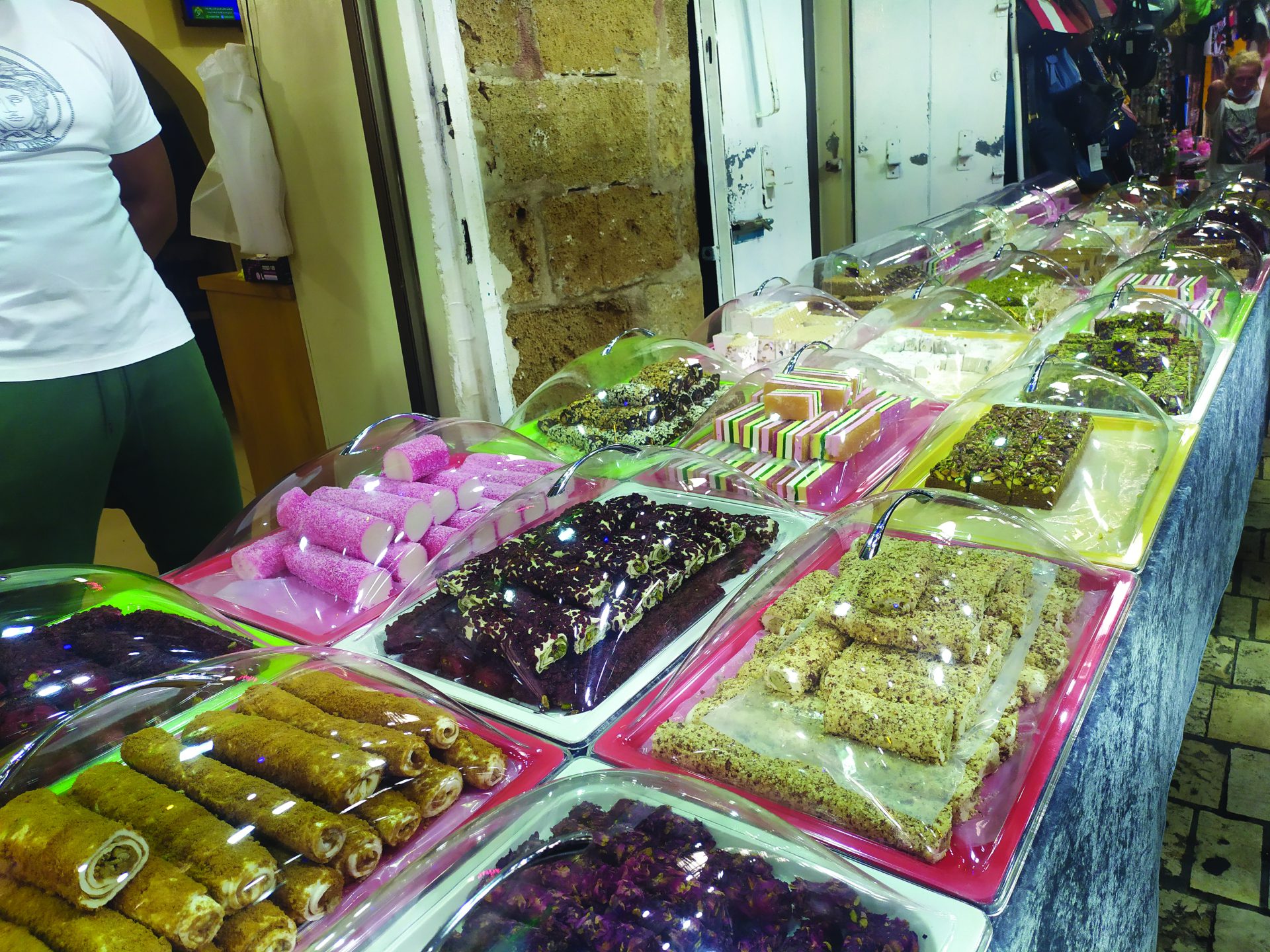 חנות ממתקים בשוק העיר העתיקה של עכו