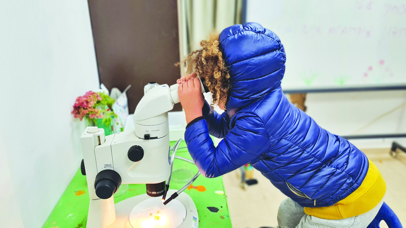 ילדה בעת פעילות במרכז המדעי צילום עודד קינן