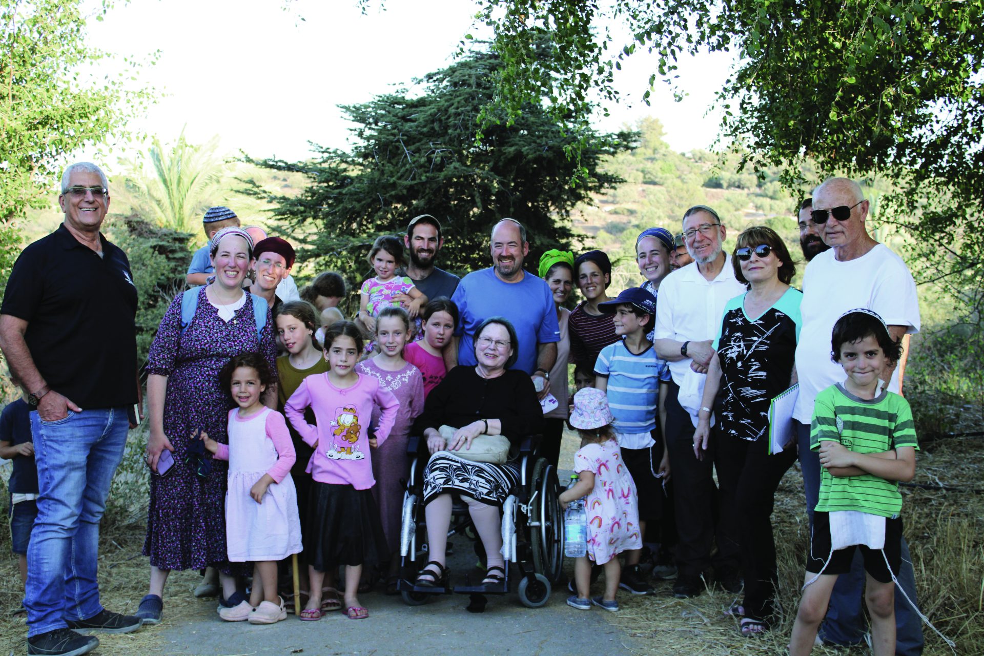 משפחת קופמן המורחבת מטיילת בנאות קדומים. משמאל מנשה סמירה. מימין הזוג בר אל 1