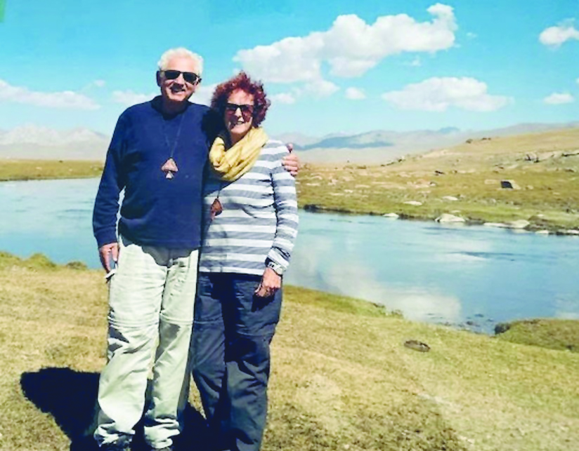 שמוליק ובת זוגו בטיול בקירגיסטאן