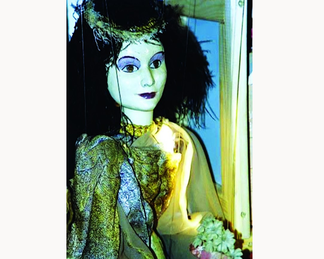 בובת מריונטה שפרנסואז עיצבה ויצרה להצגת תיאטרון בובות בהשראת סיפור המלכה נעמה מהתנך 1