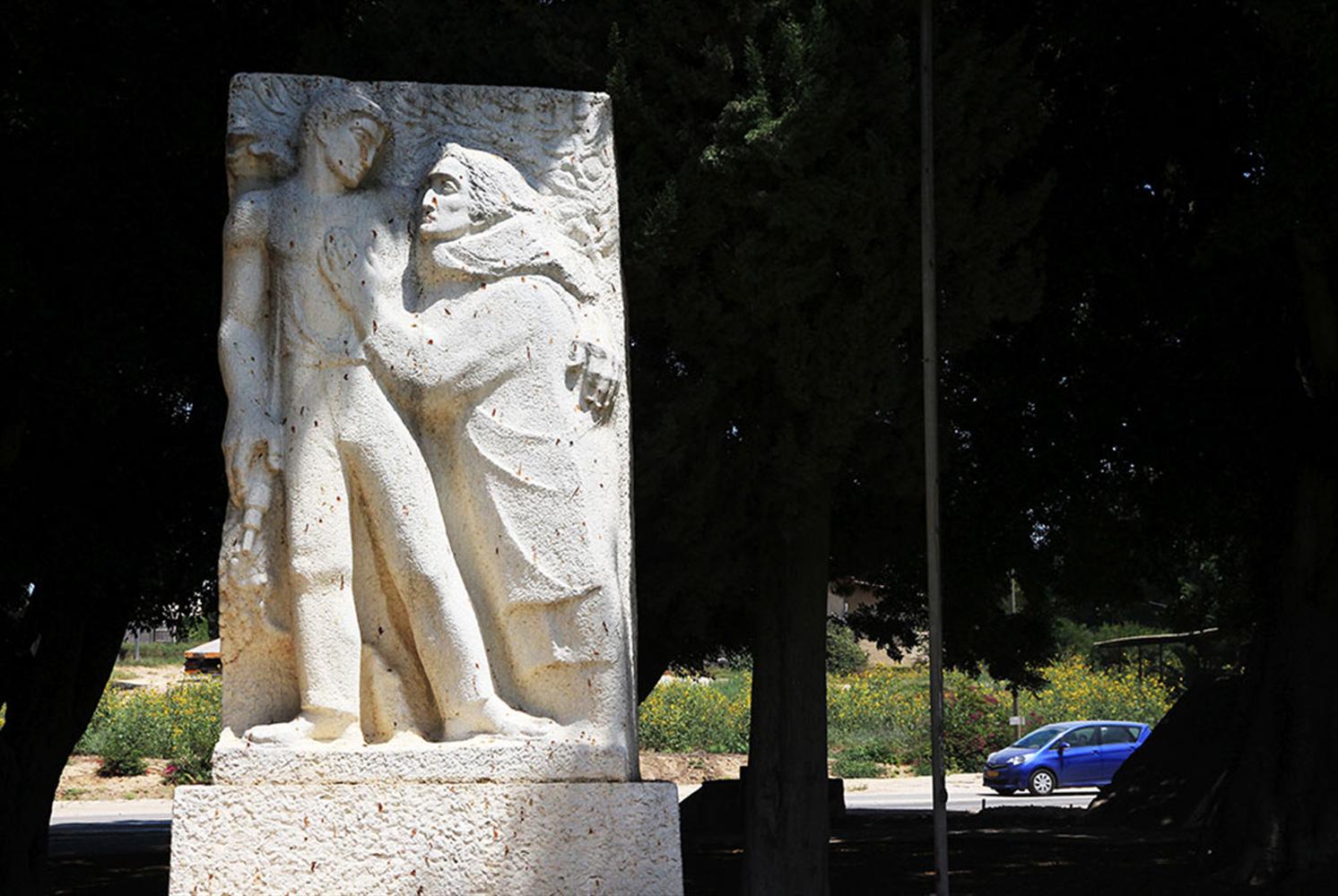 אנדרטת האם ובנה שיצר הפסל הרב תחומי נתן רפפורט צילום יעקב שקולניק