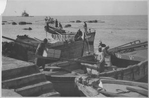 את ארגזי השמוטי היו מעמיסים בנמל על סירות שהיו לוקחות אותם לאוניה 1930