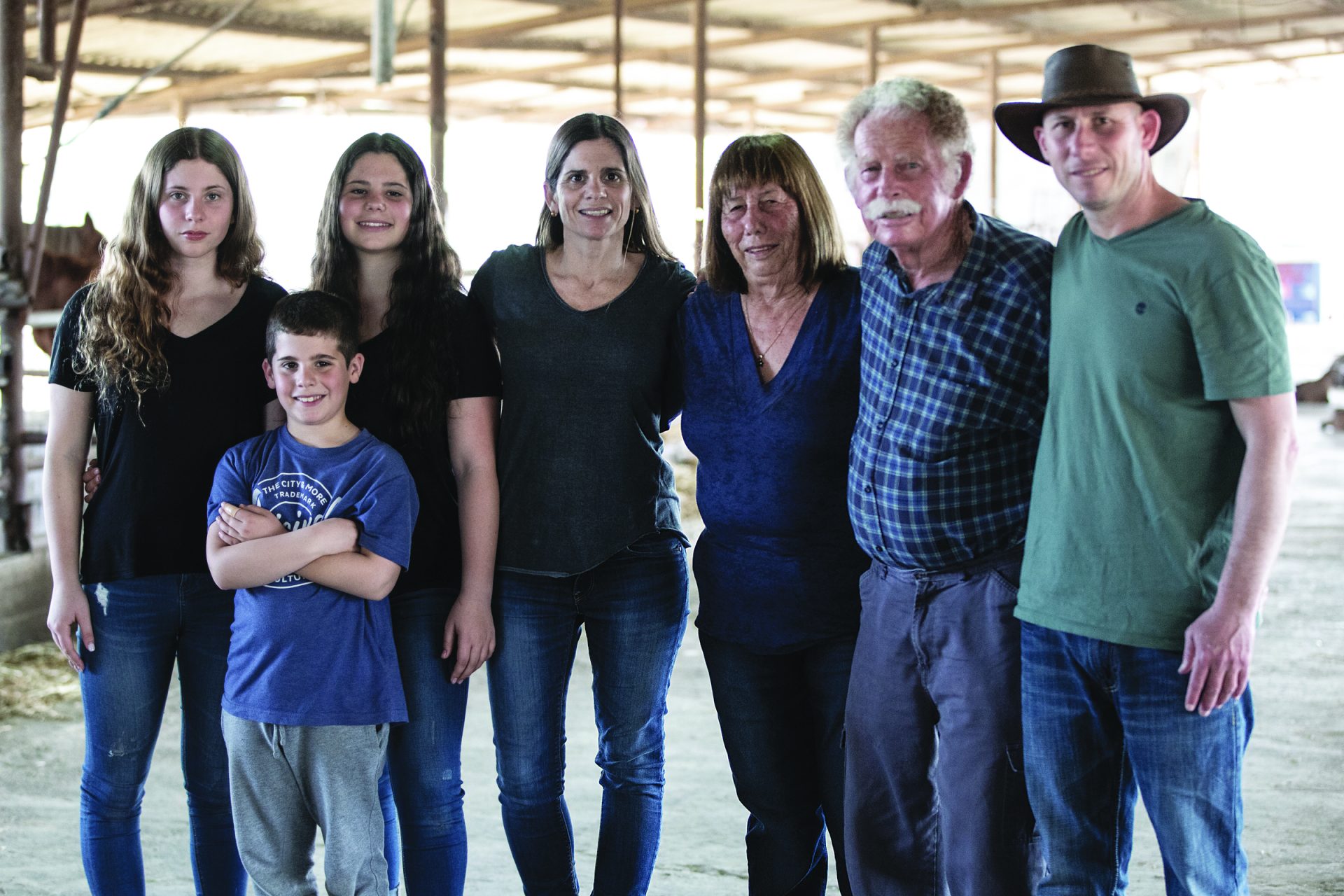 משפחת שמואלי עם הוריו של ניר ישראל ותחיה צילום איתן וקסמן