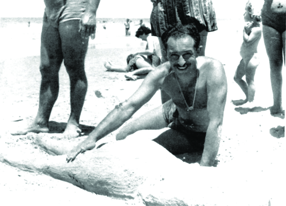 אביה של אלישבע מפסל בחול בחוף הים אלבום פרטי