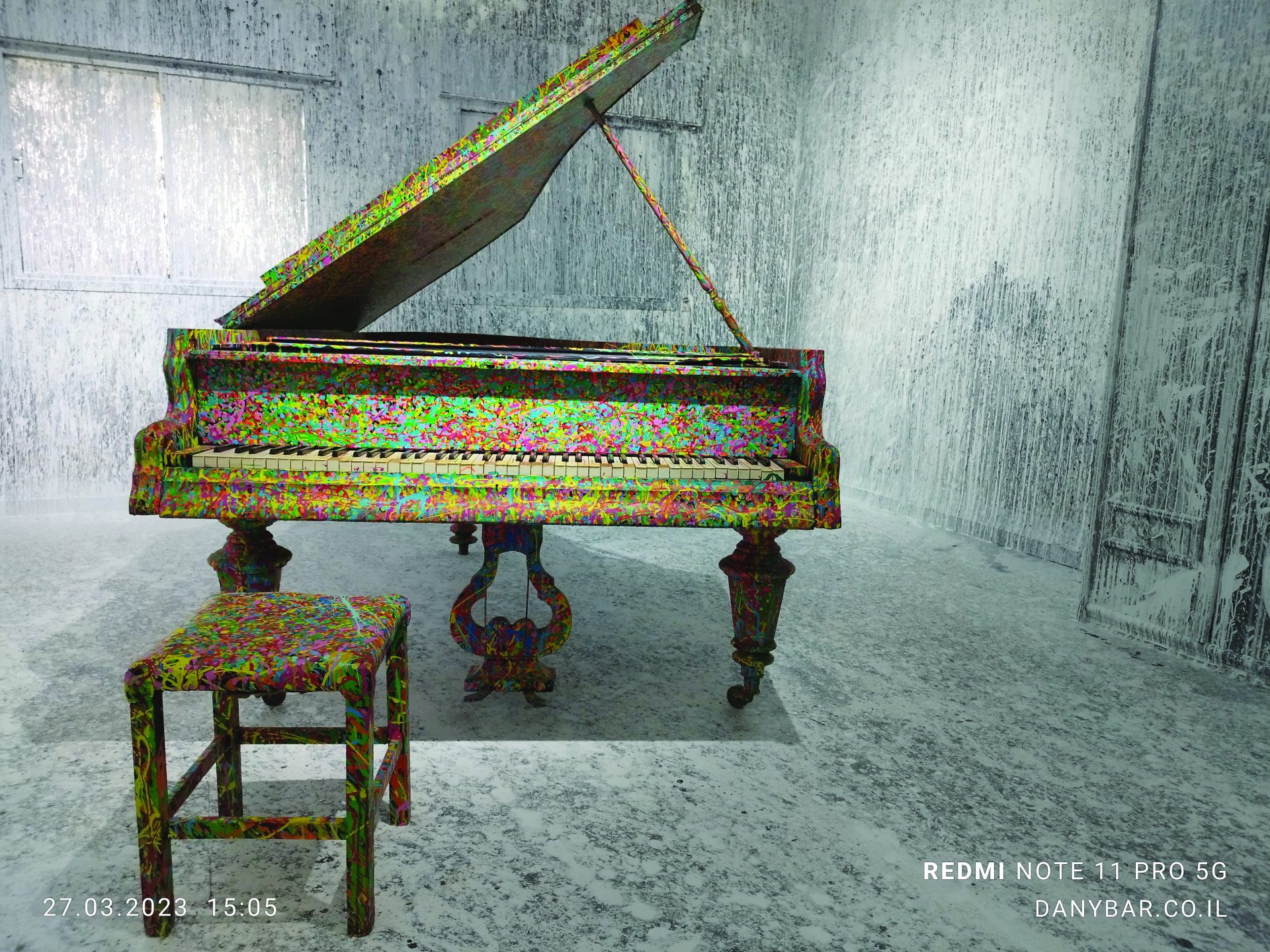 פסנתר בבית הצבעים של סם חלבי צילום דני בר