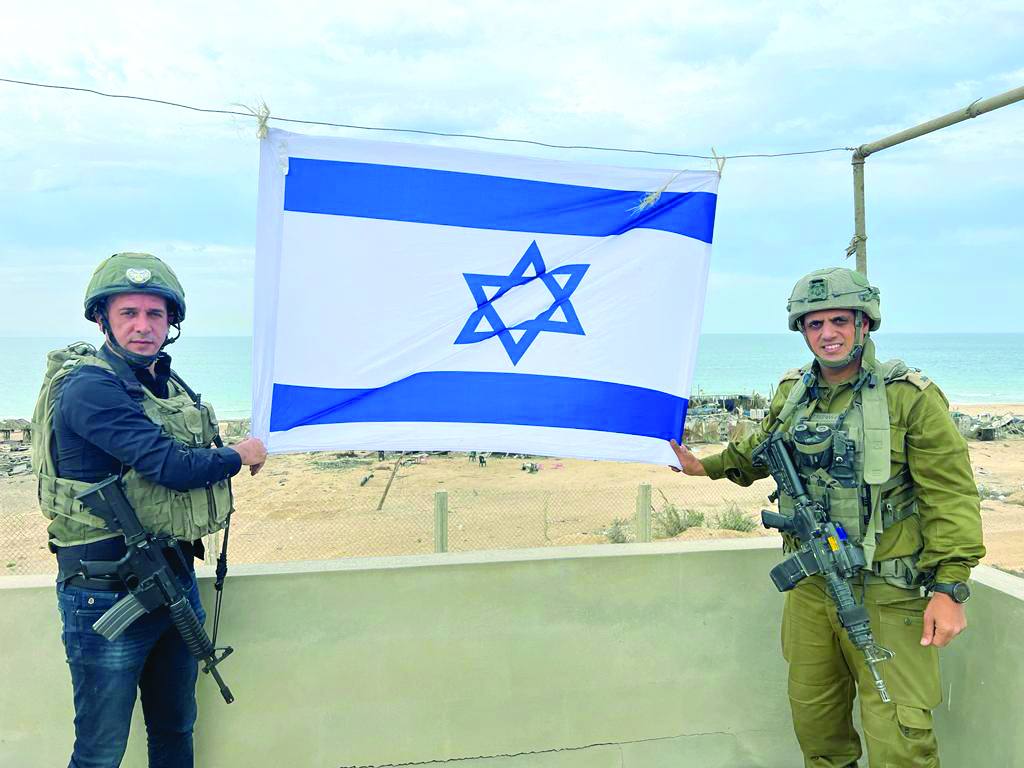 דגל ישראל מוצג בגאווה בידי איתמר ומפקד החטיבה בעזה