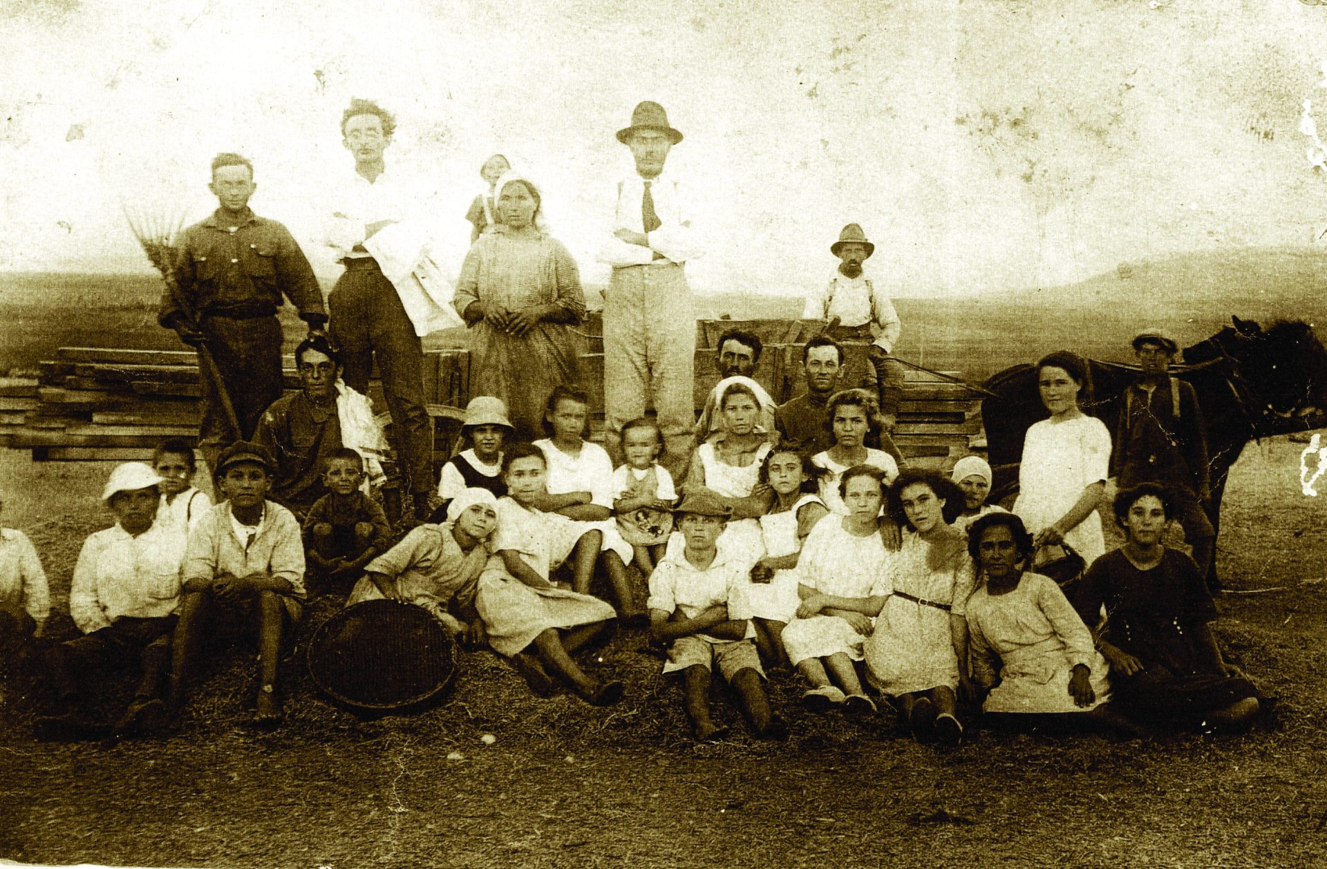 ילדים מורים ואיכרים בגורן בשנת 1920צלם לא ידוע. נמסר על ידי עמי עפרוני ארכיון אילניה