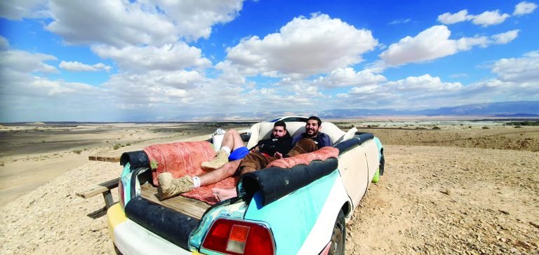 גלי שקותאי ורואי אליאס החברים הטובים שאהבו לטייל במדבר. צילום מאלבום משפחתי