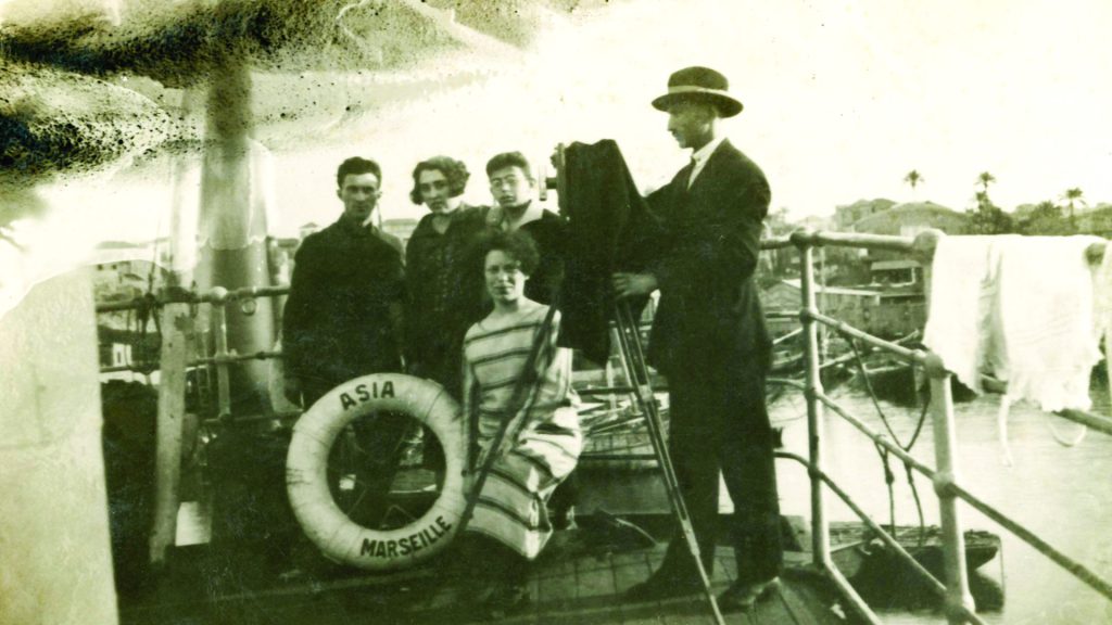 ישראל עומד על עם מצלמתו על סיפור הספינה אסיה בדרכו לארץ ישראל 2.4.1926
