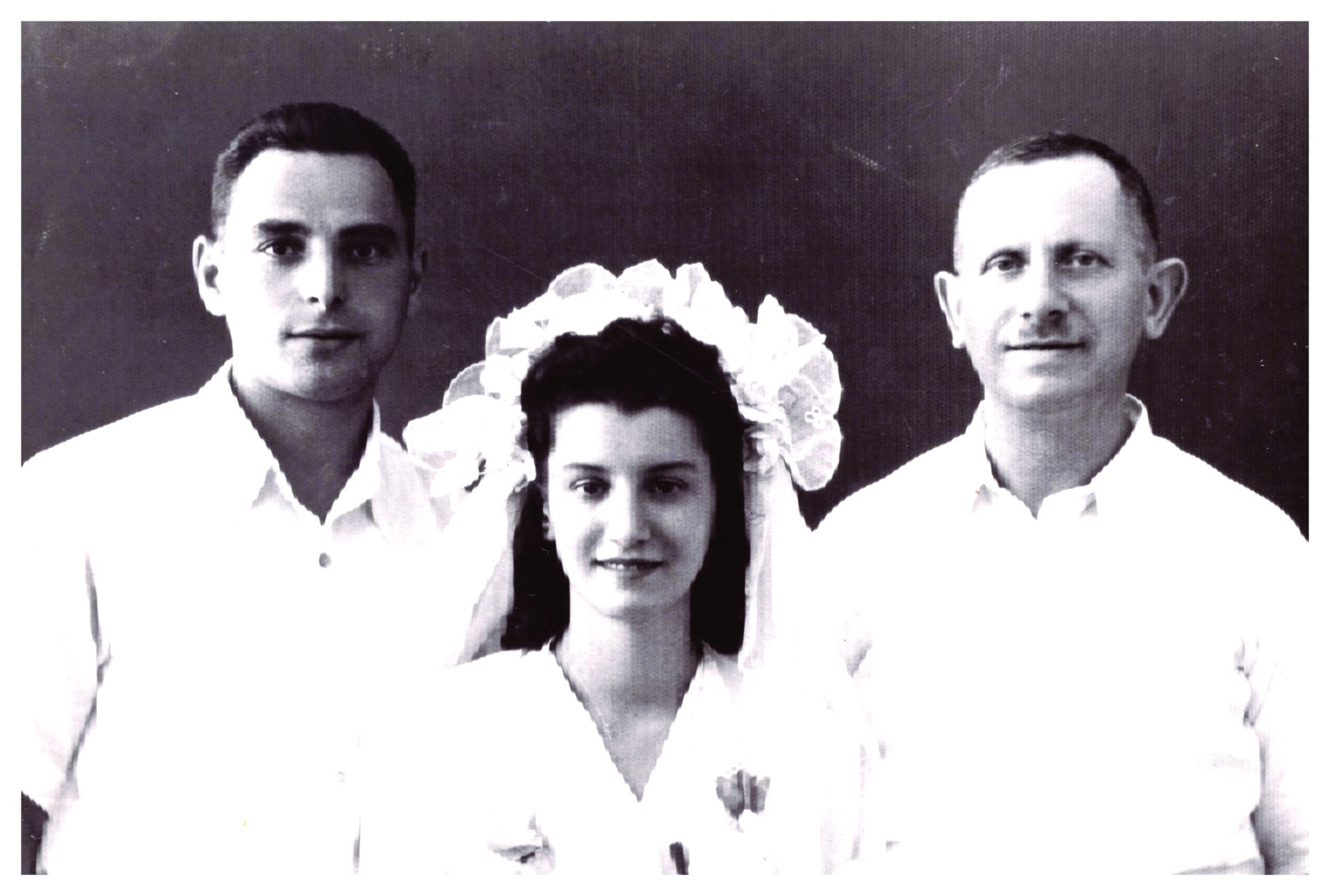 הסב מימין וההורים שלי בחתונתם בנווה צדק