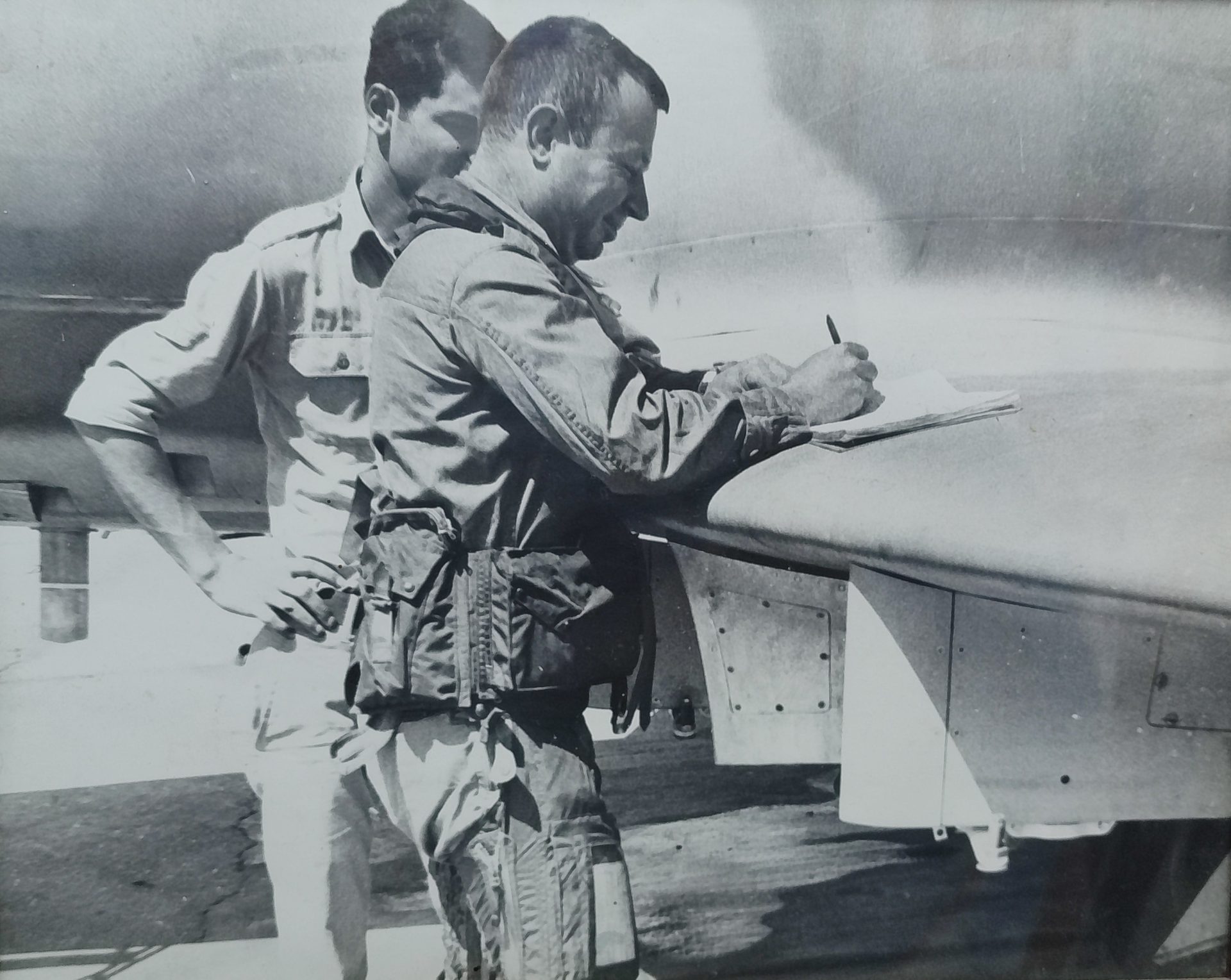 זוריק לב מקבל את מטוס האורגן הראשון שהגיע לישראל
